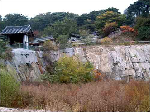 깎아진 절벽 위에 덩그렇게 올라 앉은 석파정. 산자락을 깎아 내어 건물을 지으려 했으나, 지금은 흉물스럽게 방치되고 있다. 